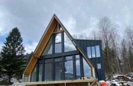 Doua cabane tip A, de vanzare, cu priveliste panoramica spre lac