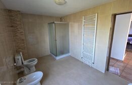 Casa de vanzare, cu 4 dormitoare si 10 arii teren, zona Unirea