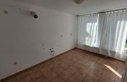 Casa de vanzare, cu 4 dormitoare si 10 arii teren, zona Unirea
