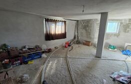 Casa de vanzare, cu 4 dormitoare si 10 arii teren, zona Unirea