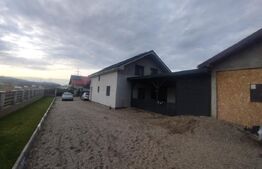 Casa pe 2 nivele, cu 5 camere si 140 mp + teren 850 mp oras, Beclean-Romfulda