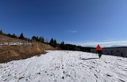 Teren de vânzare la Colibița – cu vedere panoramică spre lac și POTENȚIAL TURIST