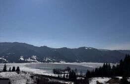 Teren de vânzare la Colibița – cu vedere panoramică spre lac și POTENȚIAL TURIST