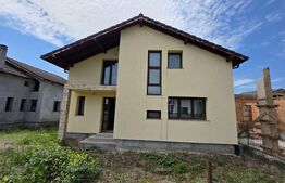 Casă spațioasă de vânzare, cu 4 camere, 150 mp, Bistrita, zona Sigmir