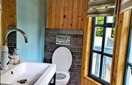 Investiție rară la Colibița – 3 cabane aproape de lac, ideale pentru turism!