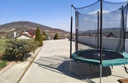 Casă de vânzare cu priveliste superba – proprietate ideală pentru două familii 