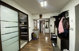 Apartament decomandat cu 3 camere, 2 balcoane, boxa, uscator. Etaj 3. BECLEAN