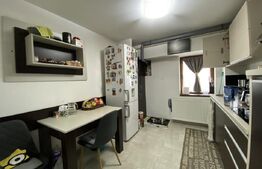 Apartament decomandat cu 3 camere, 2 balcoane, boxa, uscator. Etaj 3. BECLEAN