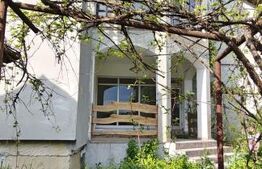 Casă spațioasă de vânzare — Calea Moldovei, zonă rezidențială