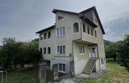 Casa pe 3 nivele si 13 arii teren 