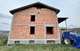 Casa la rosu in zona Valea Ghinzii, cu 900 mp de teren intravilan