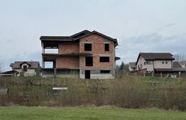 Casa la rosu in zona Valea Ghinzii, cu 900 mp de teren intravilan