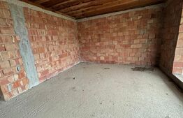 Casa la rosu in zona Valea Ghinzii, cu 900 mp de teren intravilan