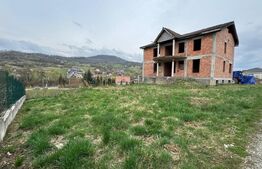 Casa la rosu in zona Valea Ghinzii, cu 900 mp de teren intravilan