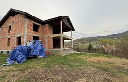 Casa la rosu in zona Valea Ghinzii, cu 900 mp de teren intravilan