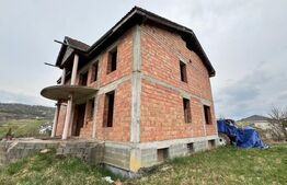 Casa la rosu in zona Valea Ghinzii, cu 900 mp de teren intravilan
