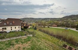 Casa la rosu in zona Valea Ghinzii, cu 900 mp de teren intravilan