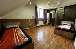 Două camere într-o casă de inchiriat, cu acces la bucătărie și baie 