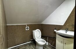 Două camere într-o casă de inchiriat, cu acces la bucătărie și baie 