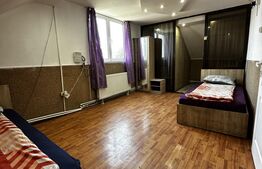 Două camere într-o casă de inchiriat, cu acces la bucătărie și baie 