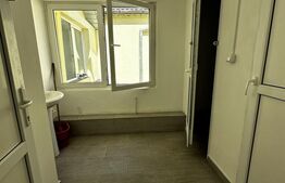 Două camere într-o casă de inchiriat, cu acces la bucătărie și baie 