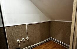Două camere într-o casă de inchiriat, cu acces la bucătărie și baie 