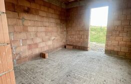 Casă la rosu, la doar 5 km de Bistrița, într-o zonă liniștită