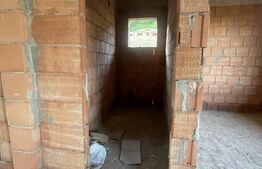 Casă la rosu, la doar 5 km de Bistrița, într-o zonă liniștită