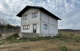 Casa de vanzare , zona Uriu, teren de 30 arii