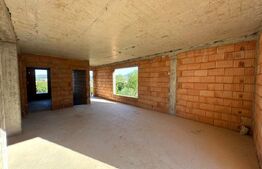 Casa la rosu, Demisol+Parter+Etaj, 223 mp, teren 10 ari 