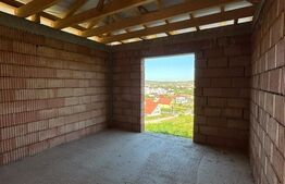 Casa la rosu, Demisol+Parter+Etaj, 223 mp, teren 10 ari 