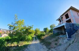 Casa la rosu, Demisol+Parter+Etaj, 223 mp, teren 10 ari 