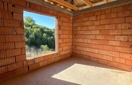 Casa la rosu, Demisol+Parter+Etaj, 223 mp, teren 10 ari 