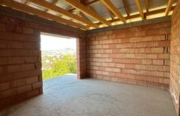 Casa la rosu, Demisol+Parter+Etaj, 223 mp, teren 10 ari 