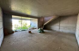 Casa la rosu, Demisol+Parter+Etaj, 223 mp, teren 10 ari 