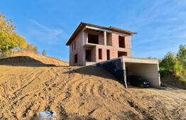 Casa la rosu, Demisol+Parter+Etaj, 223 mp, teren 10 ari 