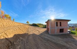 Casa la rosu, Demisol+Parter+Etaj, 223 mp, teren 10 ari 