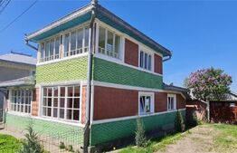  Casă cu mansardă renovabilă situată central în municipiul Dorohoi.