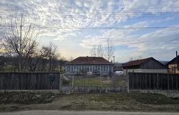 Casă bătrânească cu teren generos în Bucecea