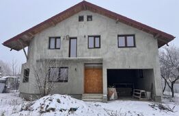 Casă la gri cu teren 1000mp cu priveliște superbă - Iazul Luizoaia