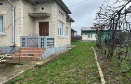 Casă din caramida, cu teren 5810 mp - Calinesti 