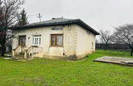 Casă din chirpici, cu teren 1900 mp - Calinesti
