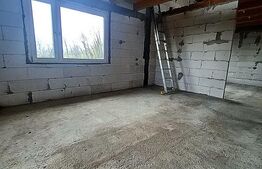 Casă la roșu cu mansardă, teren 450 mp, zonă liniștită Luizoaia – aproape de lac