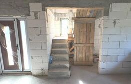 Casă 100 mp cu mansardă necompartimentată, exterior finalizat, teren 500 mp