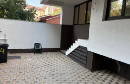 Apartament tip vilă, 4 camere, 3 niveluri, curte proprie 40 mp, intrare separa