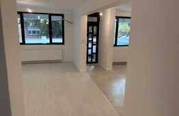 Apartament tip vilă, 4 camere, 3 niveluri, curte proprie 40 mp, intrare separa