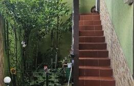 Casă spațioasă cu mansardă, curte amenajată cu grătar și beton, Zona Pucheni