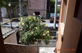 Casa,Demisol +Parter, curte comuna,zona linistita