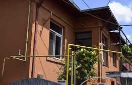 Casa,Demisol +Parter, curte comuna,zona linistita