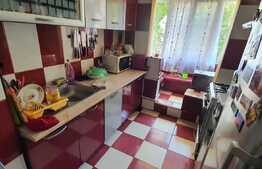 Apartament 3 camere, decomandat, zona 1 Decembrie